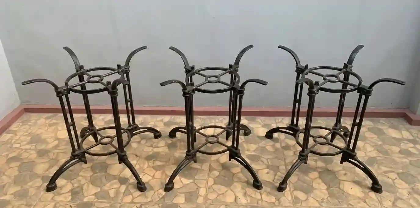 Kaki meja antik bahan besi cor dengan berbagai model. model ini ada tambahan aksen lingkaran