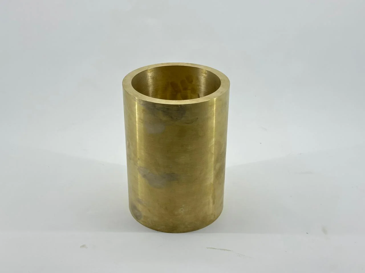 Bushing kuningan yang berfungsi untuk anti gesekan (low friction), peredam getaran, dan pelindung poros mesin
